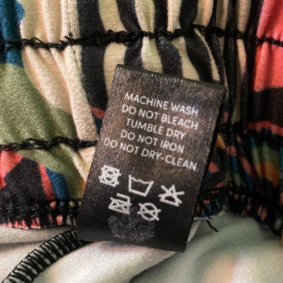 POP Fit Geometric Groovy 2 piece Tank and Shorts Set - Picture 14 of 15